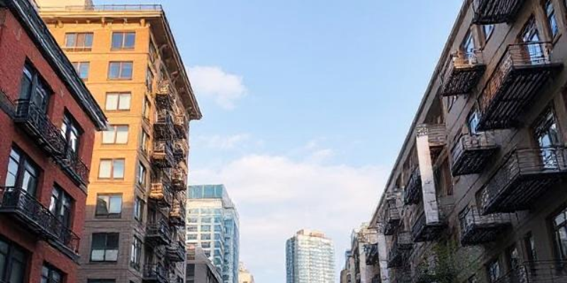 A modern building designed with earthquake-resistant features using AI technology